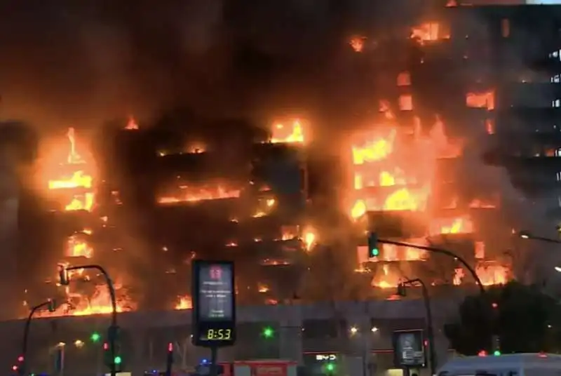 valencia   incendio distrugge un palazzo di 14 piani   1