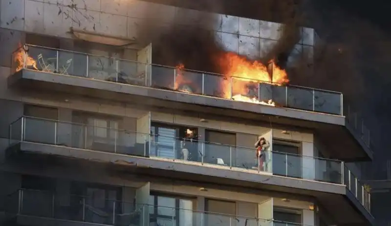 valencia   incendio distrugge un palazzo di 14 piani   2