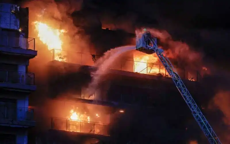 valencia   incendio distrugge un palazzo di 14 piani   3