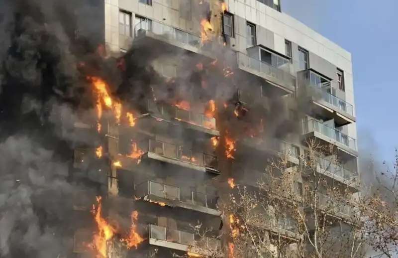 valencia   incendio distrugge un palazzo di 14 piani   4