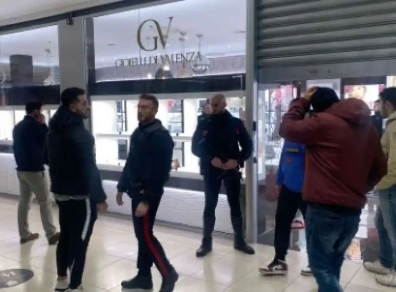 VENEZIA - RAPINA IN GIOIELLERIA 