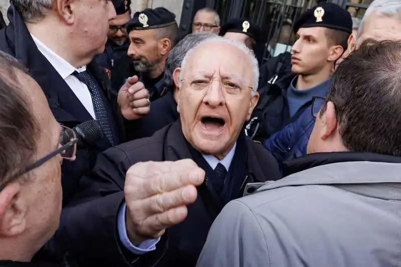 vincenzo de luca prova a entrare a palazzo chigi - 2