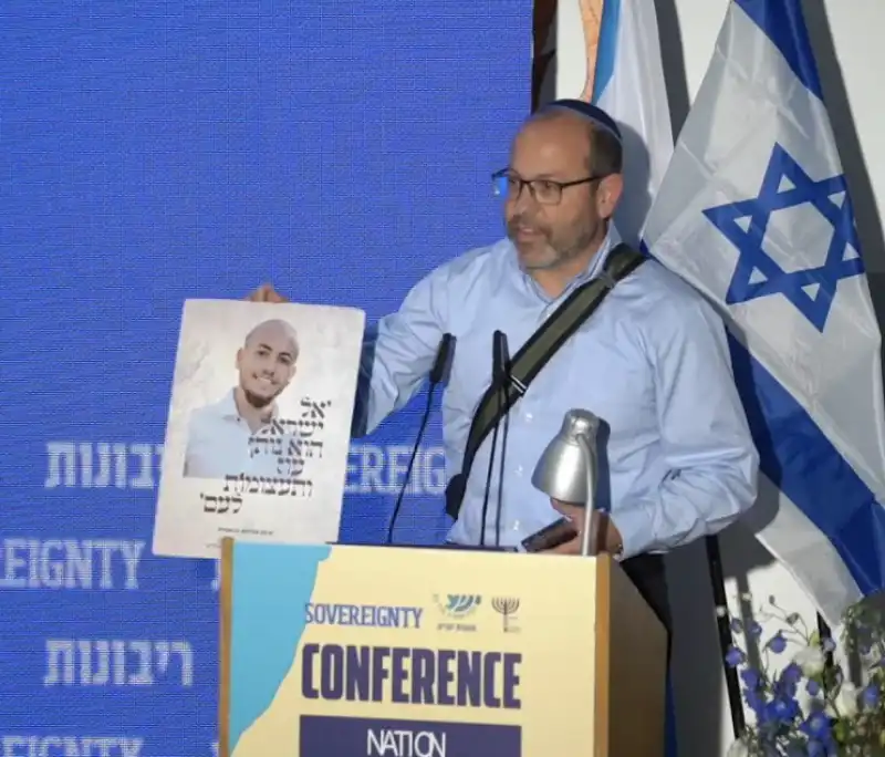 Zvika Mor con la foto del figlio eitan in mano a hamas