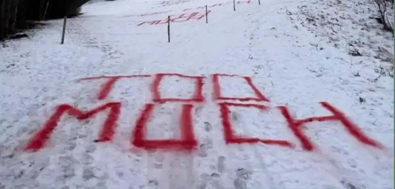 ALPE DI SIUSI ALTO ADIGE SCRITTE ROSSE CONTRO L’INVASIONE DEI VILLEGGIANTI 