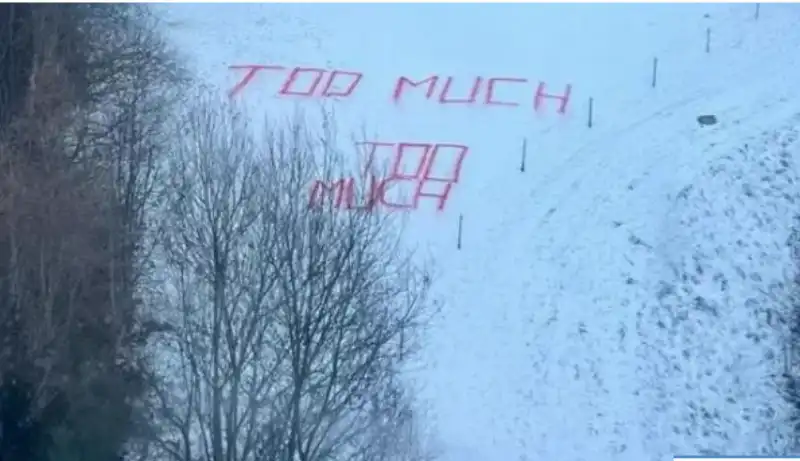 ALPE DI SIUSI ALTO ADIGE SCRITTE ROSSE CONTRO L’INVASIONE DEI VILLEGGIANTI 