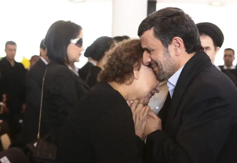 AHMADINEJAD ABBRACCIA E BACIA LA MADRE DI HUGO CHAVEZ 