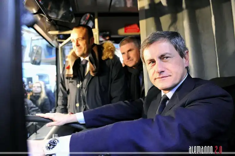 ALEMANNO SULL AUTOBUS FILOBUS BUS 