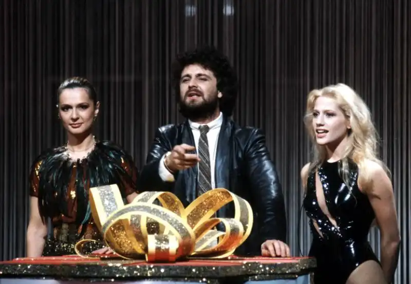 BEPPE GRILLO CON LORETTA GOGGI ED HEATHER PARISI NEL SETTANTANOVE 