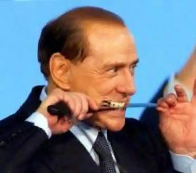 BERLUSCONI CON IL COLTELLO TRA I DENTI