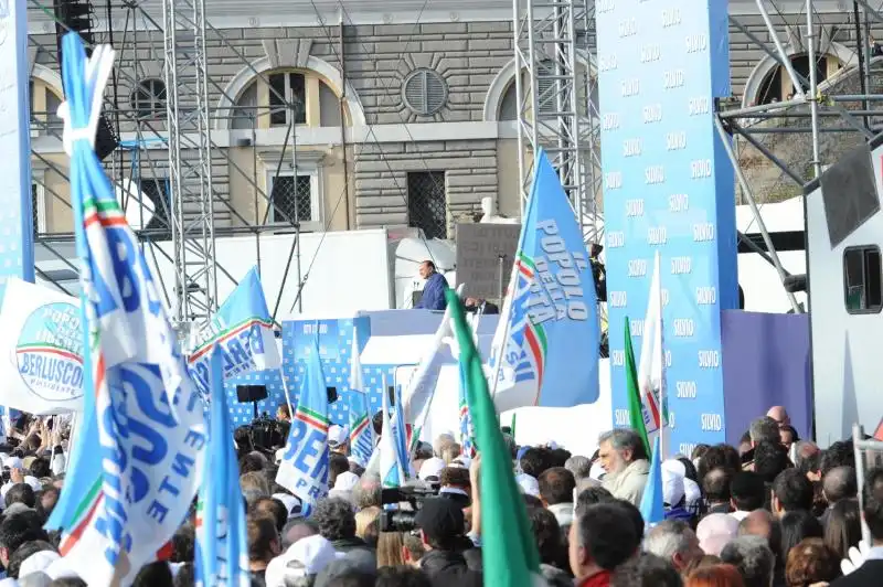 Berlusconi sul palco di piazza del Popolo 