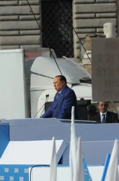 Berlusconi sul palco di piazza del Popolo 