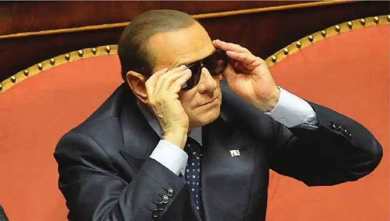 BERLUSCONI AL SENATO CON GLI OCCHIALI