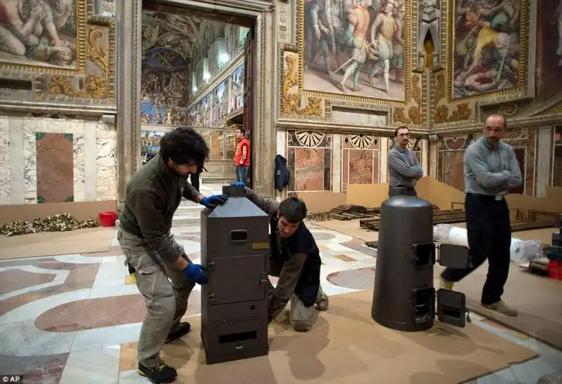 CAPPELLA SISTINA VENGONO PREDISPOSTE LE STUFE PER IL CONCLAVE 