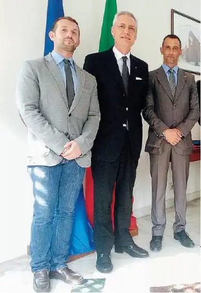 DANIELE MANCINI TRA SALVATORE GIRONE E MASSIMILIANO LATORRE jpeg