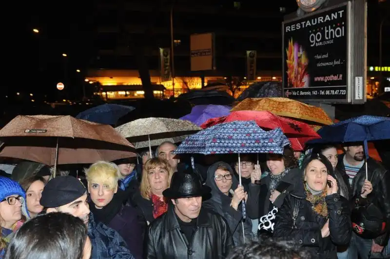 In fila sotto la pioggia per Renato 