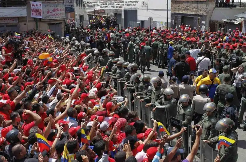 FOLLA ACCOGLIE LA BARA DI CHAVEZ 