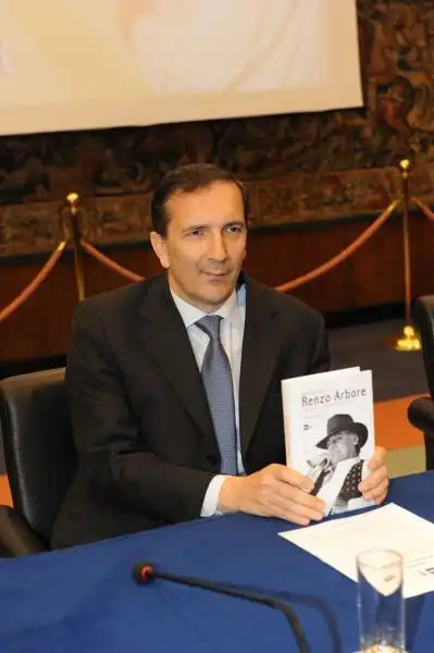 Gubitosi con il libro su Arbore 