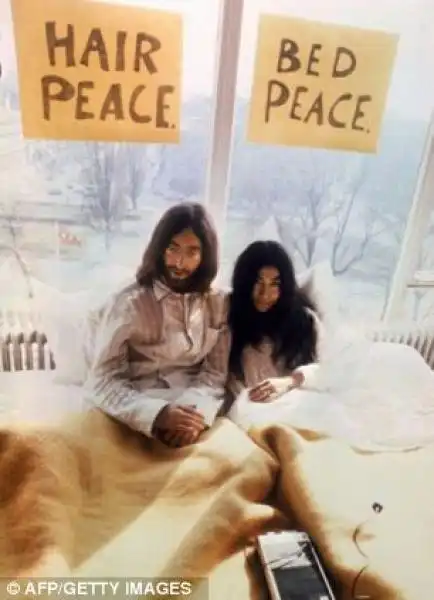 LA LUNA DI MIELE IN PUBBLICO DI JOHN LENNON E YOKO ONO 