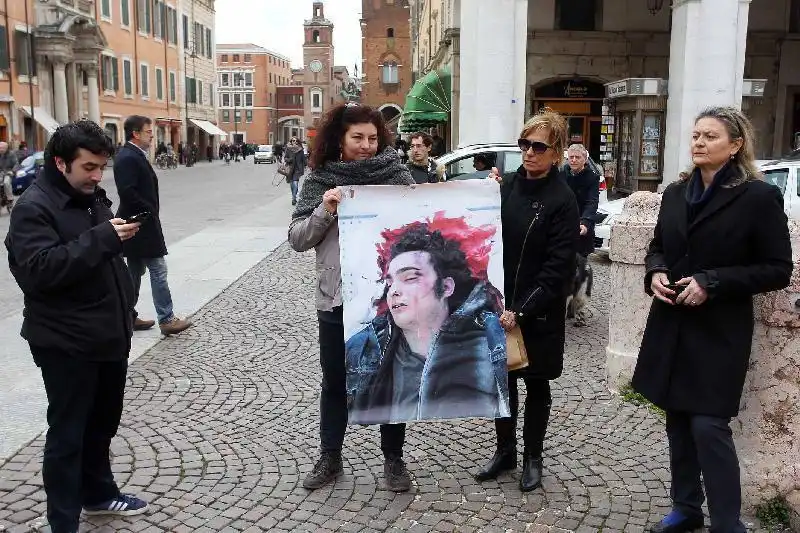 LA MADRE DI ALDROVANDI CON LA FOTO DEL FIGLIO DURANTE IL SIT IN DEI POLIZIOTTI 