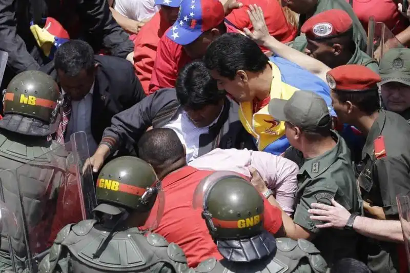 MADURO ACCOGLIE LA BARA DI CHAVEZ 