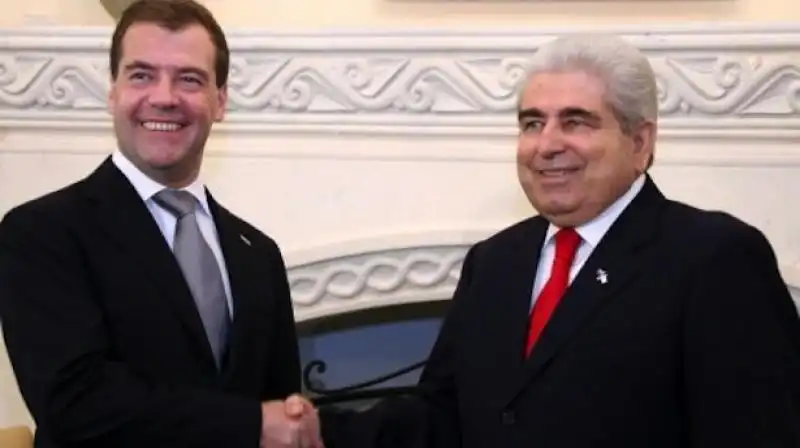 Medvedev con il vecchio presidente cipriota Demetris Christofias 