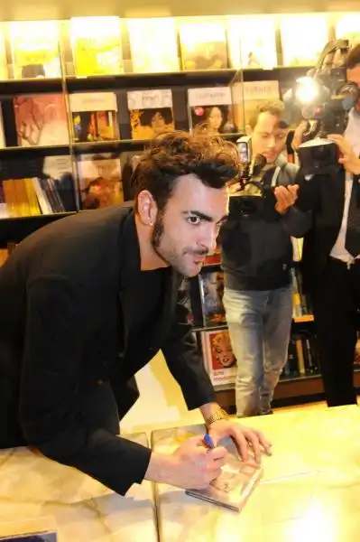 Mengoni autografa 