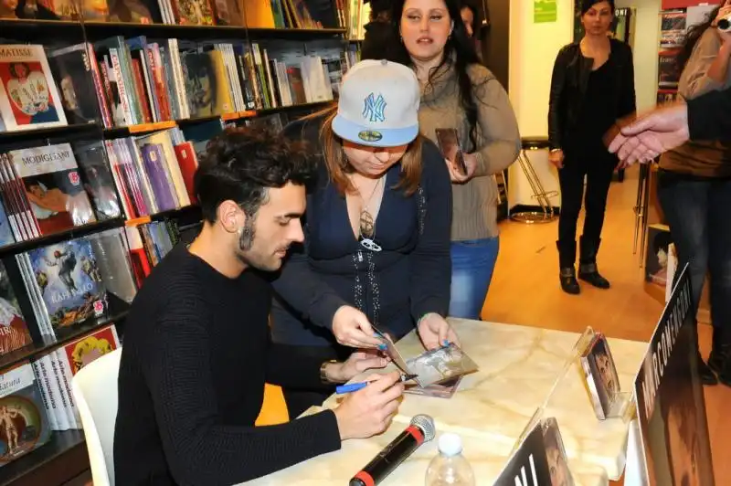 Mengoni autografa 