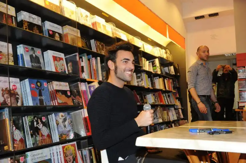 Mengoni saluta i Fans 