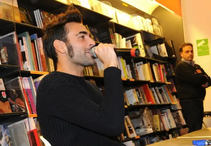 Mengoni saluta i Fans 