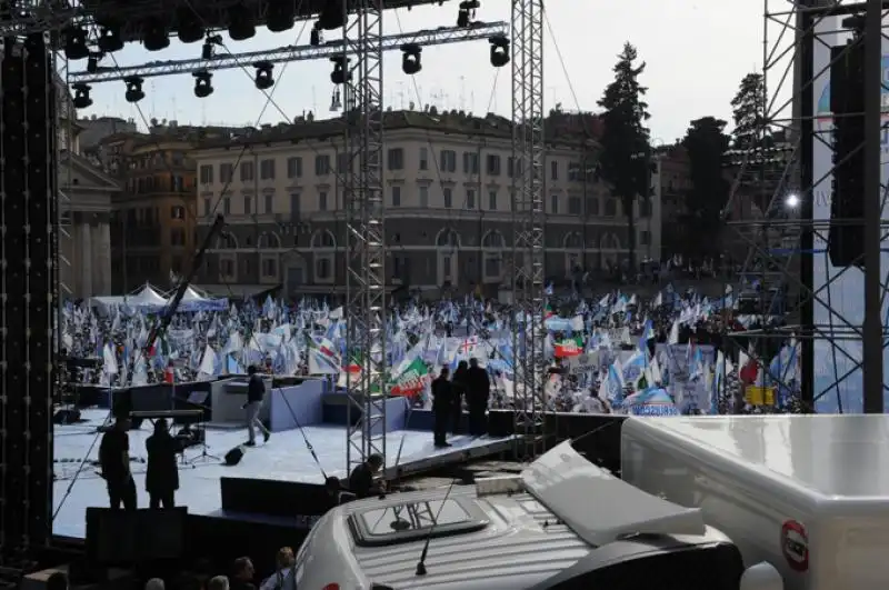 Il palco di piazza del popolo per berlusconi 