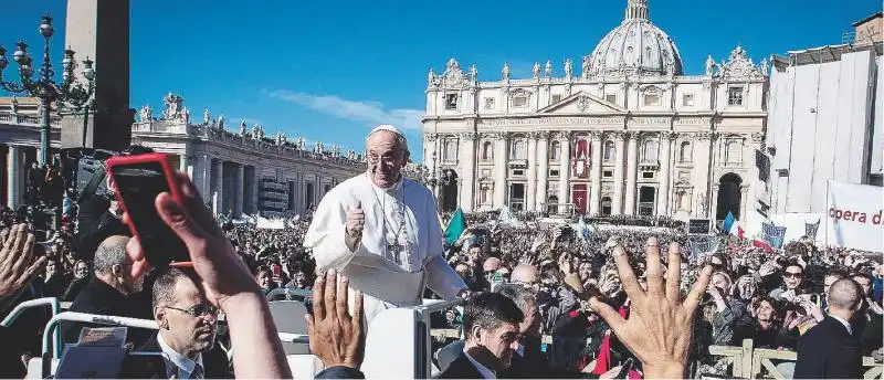 PAPA BERGOGLIO TRA LA FOLLA A PIAZZA SAN PIETRO jpeg