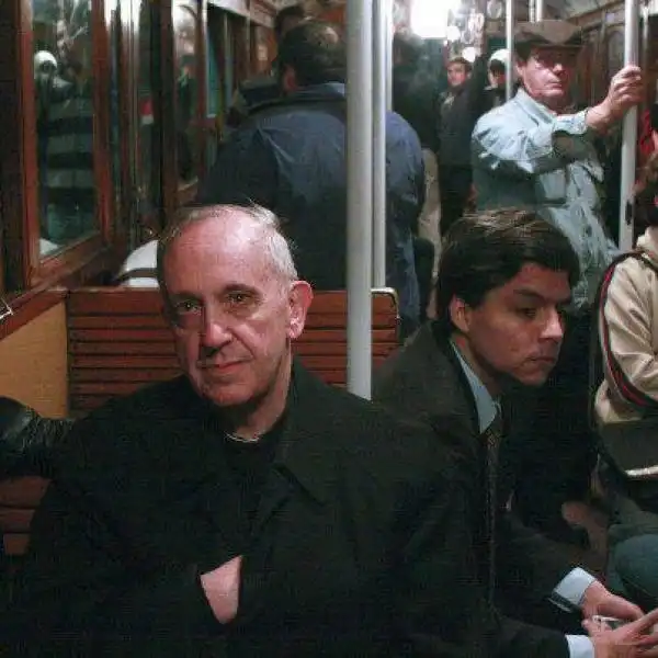 PAPA BERGOGLIO FRANCESCO IN METRO 