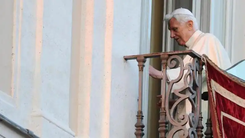 PAPA RATZINGER LASCIA IL VATICANO IN ELICOTTERO 