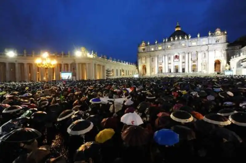 PIAZZA SAN PIETRO ATTESA PER IL NUOVO PAPA 