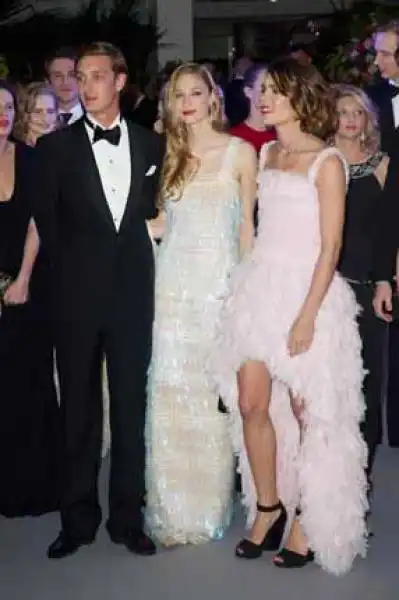 PIERRE E CHARLOTTE CASIRAGHI CON BEATRICE BORROMEO FOTO DA OGGI 