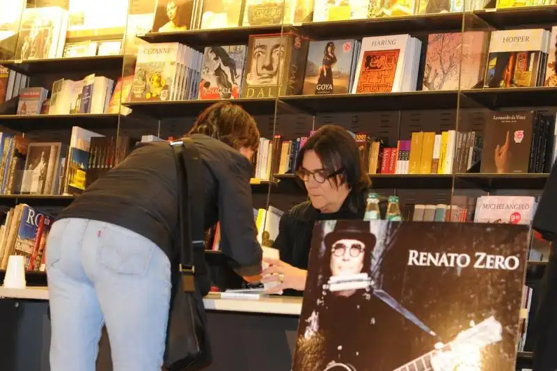 Renato Zero autografa l album 