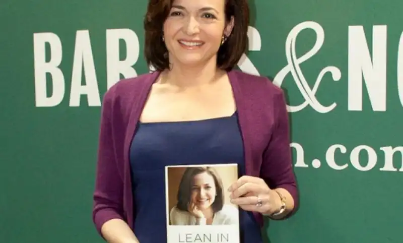 sheryl sandberg con il suo libro lean in 