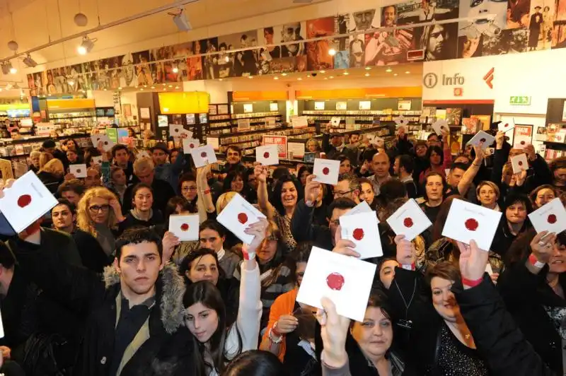 Sorcini con l album di Renato 