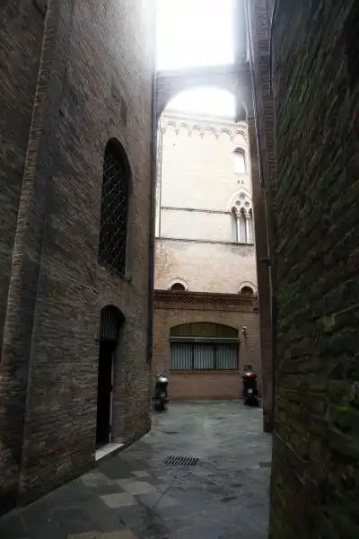 LA STRADA DIETRO ROCCA SALIMBENI DOVE SI E BUTTATO DAVID ROSSI FOTO LOZZI PER INFOPHOTO 