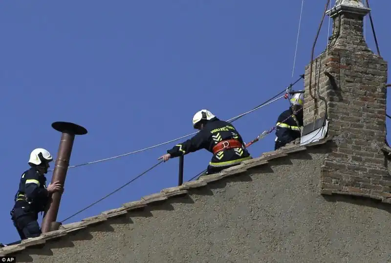 VATICANO I VIGILI DEL FUOCO PREDISPONGONO LA CANNA FUMARIA DELLE STUFE PER IL CONCLAVE 