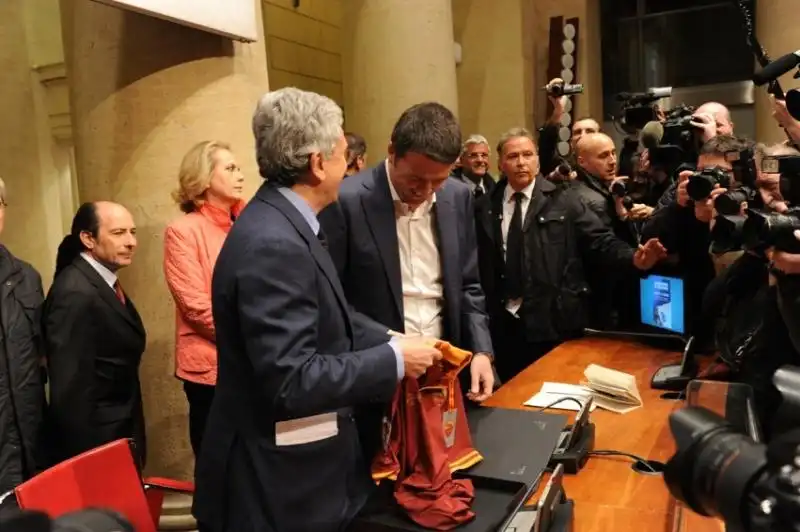 D Alema regala a Renzi la maglietta di Totti 