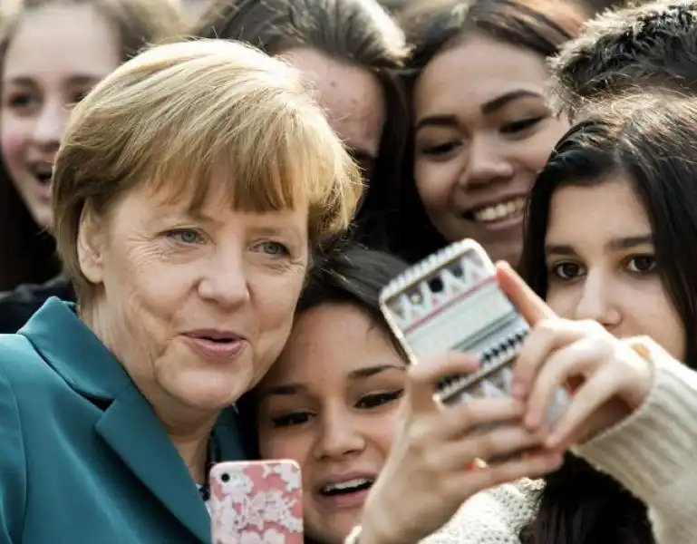 GLI STUDENTI E IL SELFIE CON ANGELA MERKEL 