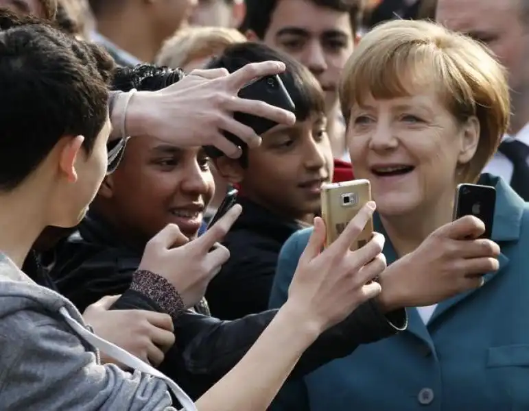 GLI STUDENTI E IL SELFIE CON ANGELA MERKEL 