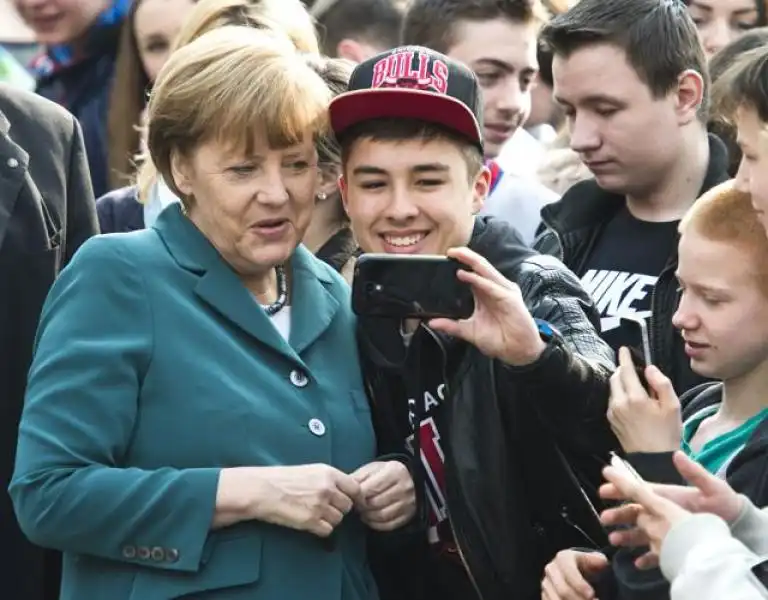 GLI STUDENTI E IL SELFIE CON ANGELA MERKEL 