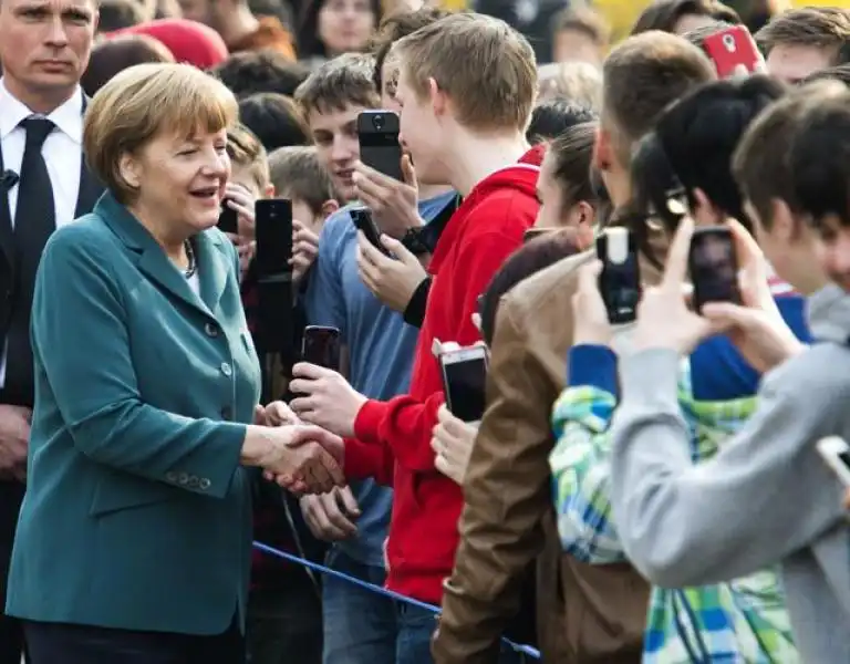 GLI STUDENTI E IL SELFIE CON ANGELA MERKEL 