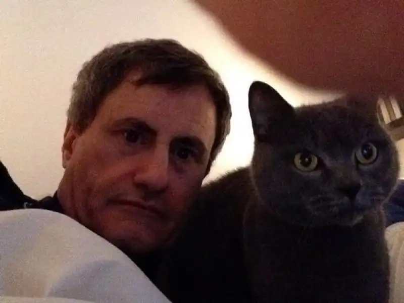 alemanno selfie col gatto 