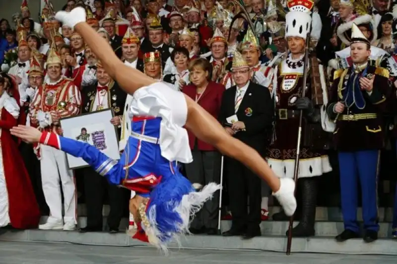 Angela Merkel sbuffa davanti alla majorette 