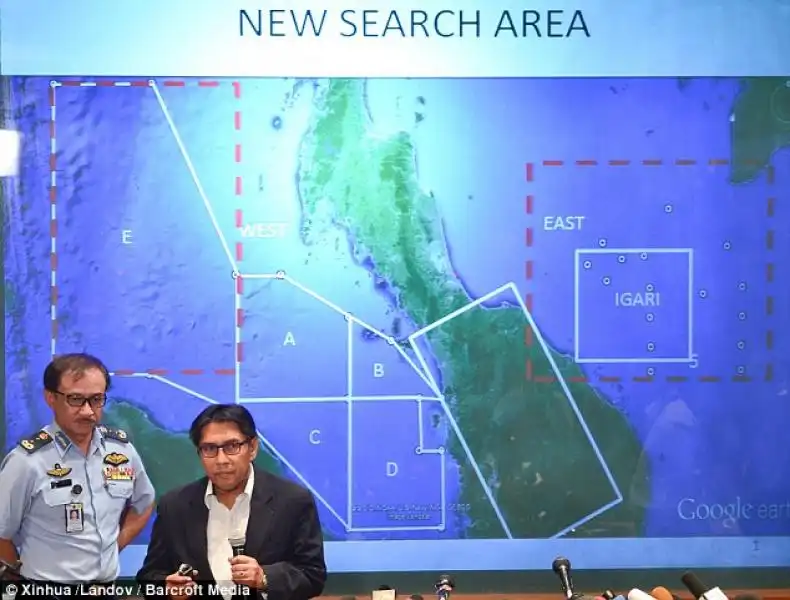 Azharuddin Abdul Rahman direttore del dipartimento di aviazione civile malese spiega la nuova area di ricerca del volo malaysian 