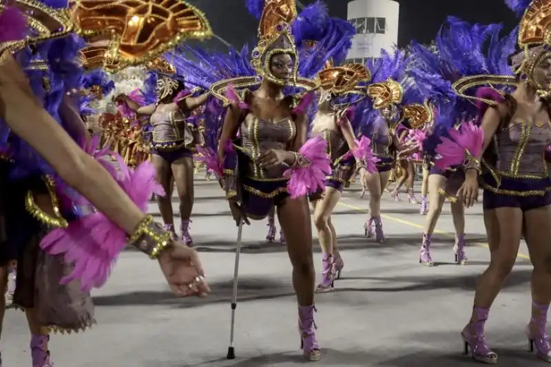 BALLERINA BRASILIANA SENZA GAMBA AL SAMBODROMO 