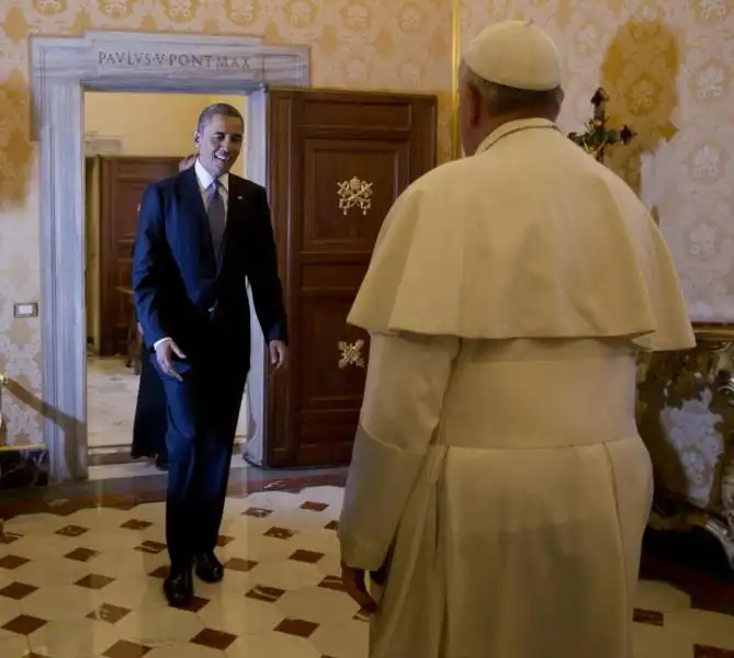 BARACK OBAMA INCONTRA PAPA FRANCESCO FOTO LAPRESSE 